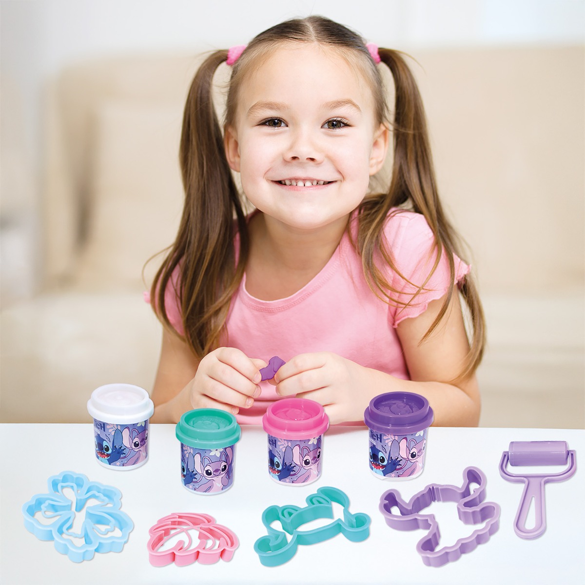 AS Πλαστελίνη Disney Stitch Τσάντα Πλάτης Με 4 Βαζάκια - Καπάκια Καλουπάκια Και 5 Εργαλεία 200gr Για 3+ Χρονών - Image 2